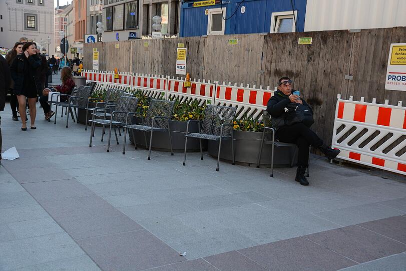 Die neuen Bänke für die Fußgängerzone.