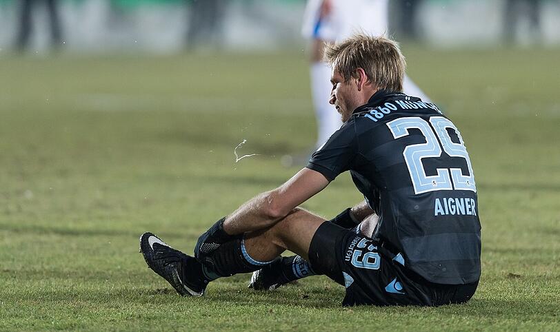 Am Boden: Der zurückgetretene 1860-Kapitän Stefan Aigner nach dem Pokalaus bei den Sportfreunden Lotte.