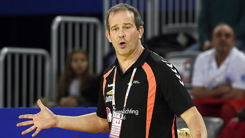 Henk Groener genießt in der Szene einen ausgezeichneten Ruf und sorgte in den letzten Jahren mit einem kleinen Handball-Wunder in Oranje für Furore. Henk Groener genießt in der Szene einen ausgezeichneten Ruf und sorgte in den letzten Jahren mit einem kleinen Handball-Wunder in Oranje für Furore.