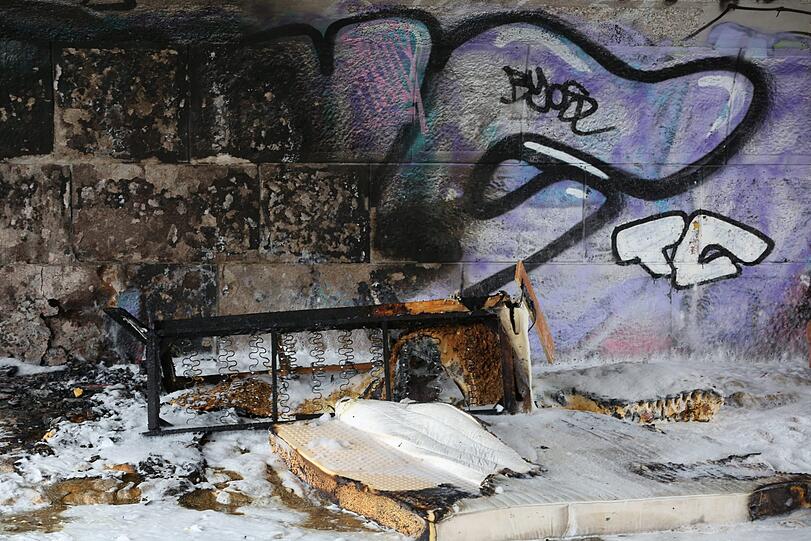 Am Dienstag (27. November 2018) hat es erneut unter der Reichenbachbrücke gebrannt. Erst vor einer Woche schlugen hier die Flammen meterhoch über die Brückenbrüstung.