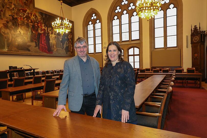 &bdquo;Die Leute wissen, dass wir uns innerhalb von 24 Stunden um ihre Anliegen kümmern&ldquo;: Christian Müller und Verena Dietl &ndash; hier im Großen Sitzungssaal des Rathauses