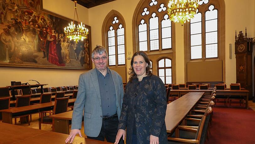 „Die Leute wissen, dass wir uns innerhalb von 24 Stunden um ihre Anliegen kümmern“: Christian Müller und Verena Dietl – hier im Großen Sitzungssaal des Rathauses „Die Leute wissen, dass wir uns innerhalb von 24 Stunden um ihre Anliegen kümmern“: Christian Müller und Verena Dietl – hier im Großen Sitzungssaal des Rathauses