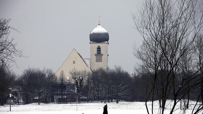 Dörfliche Idylle mitten in der Stadt: Die 1924 geweihte Obermenzinger Kirche Leiden Christi mit dem charakteristischen Zwiebelturm – im Vordergrund plätschert die Würm. Dörfliche Idylle mitten in der Stadt: Die 1924 geweihte Obermenzinger Kirche Leiden Christi mit dem charakteristischen Zwiebelturm – im Vordergrund plätschert die Würm.