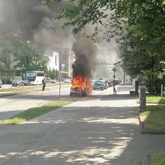 In der Berg-am-Laim-Straße ist am Donnerstag ein Auto komplett ausgebrannt.