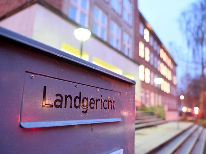 Im Landgericht Kiel wird im Prozess gegen einen 19-jährigen Mann wegen Mordes an seiner wenige Wochen alten Tochter das Urteil verkündet.