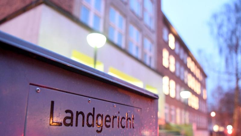 Im Landgericht Kiel wird im Prozess gegen einen 19-jährigen Mann wegen Mordes an seiner wenige Wochen alten Tochter das Urteil verkündet.