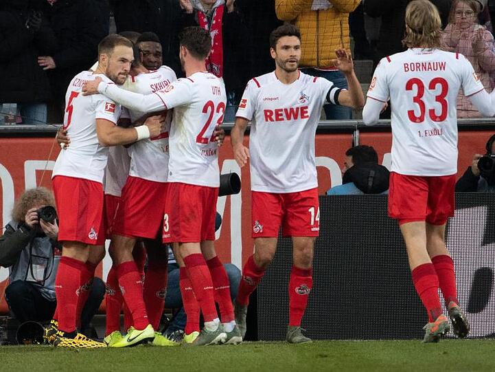 Die Kölner bejubeln das Tor zum 2:0 von Jhon Cordoba (3.v.l).