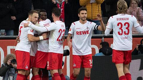 Die Kölner bejubeln das Tor zum 2:0 von Jhon Cordoba (3.v.l).