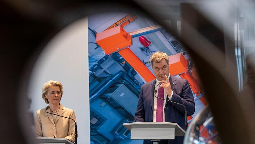 Ursula von der Leyen (CDU), Präsidentin der Europäischen Kommission, und Markus Söder, (CSU) Ministerpräsident von Bayern, geben nach ihrer Besichtigung der Forschungsanlage ASDEX Upgrade am Max-Planck-Institut für Plasmaphysik (IPP) in Garching bei München eine Pressekonferenz.