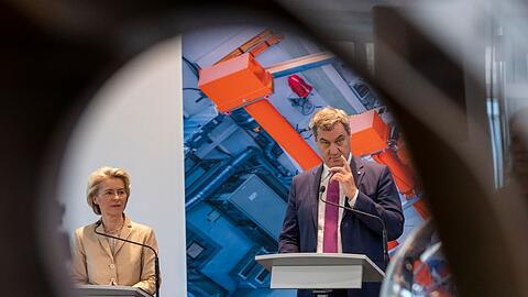Ursula von der Leyen (CDU), Präsidentin der Europäischen Kommission, und Markus Söder, (CSU) Ministerpräsident von Bayern, geben nach ihrer Besichtigung der Forschungsanlage ASDEX Upgrade am Max-Planck-Institut für Plasmaphysik (IPP) in Garching bei München eine Pressekonferenz.