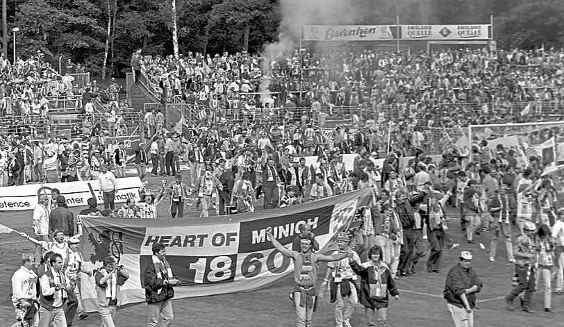 Historisch! Der Platzsturm der überglücklichen Löwen-Fans in Meppen.