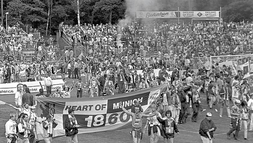 Historisch! Der Platzsturm der überglücklichen Löwen-Fans in Meppen.