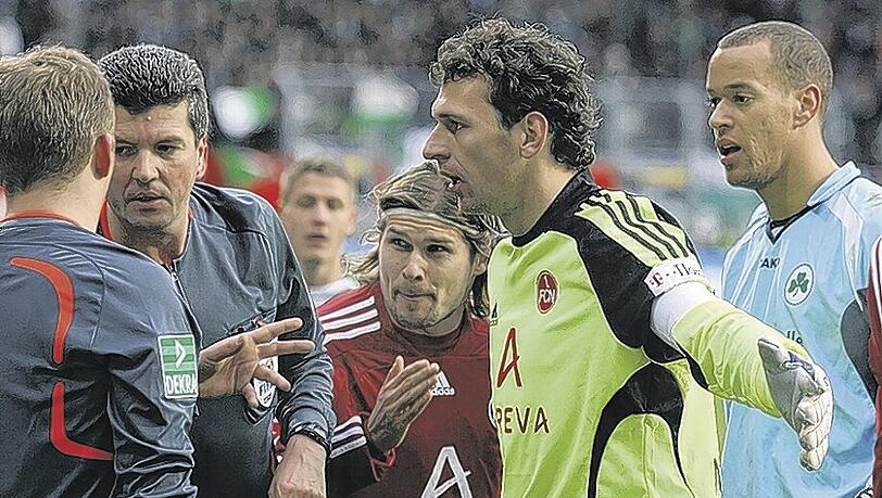 Mittendrin statt nur dabei: Raphael Schäfer (gelbes Trikot) bei Schiedsrichter Herbert Fandel.Foto: Zink Mittendrin statt nur dabei: Raphael Schäfer (gelbes Trikot) bei Schiedsrichter Herbert Fandel.Foto: Zink