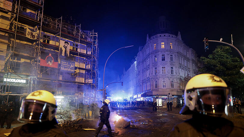 Gegen Mitternacht greift die Polizei dann ein &ndash; mit Wasserwerfern und Tränengas ging man gegen die Linksextremen vor.