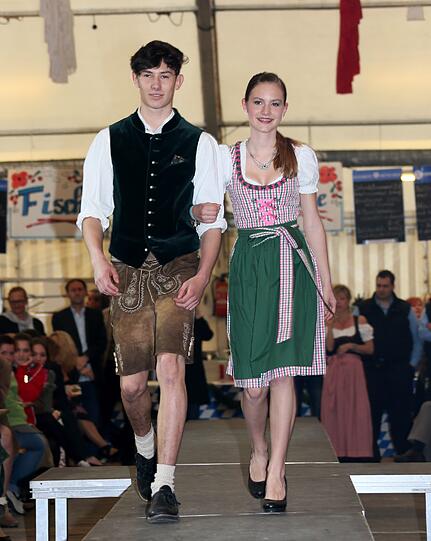 Trachtenmodenschau auf dem 27. Haderner Dorffest. Die Bilder.