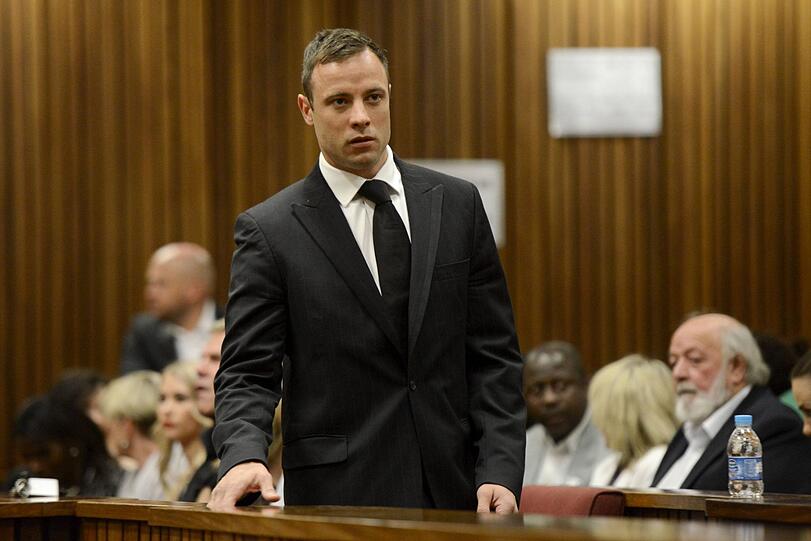 2012 erschoss der afrikanische Sprinter Oscar Pistorius seine Model-Freundin Reeva Steenkamp. Nach einem spektakulären Prozess, der weltweit für Aufsehen sorgte, wurde er für Totschlag schuldig gesprochen und zu 15 Jahren Gefängnis verurteilt.