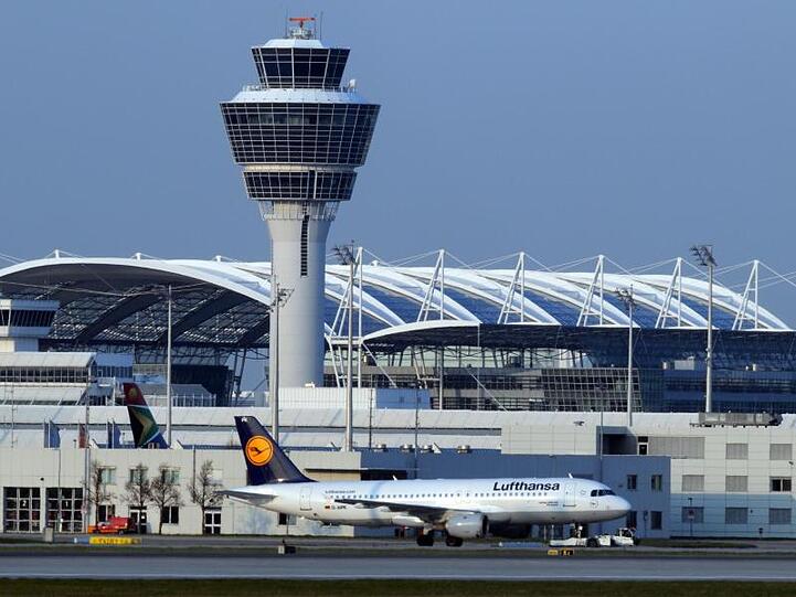 Ein Flugzeug der Lufthansa steht am Münchner Flughafen.