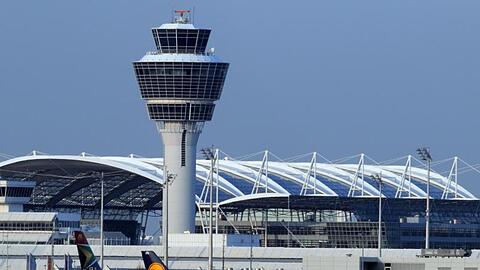 Ein Flugzeug der Lufthansa steht am Münchner Flughafen.