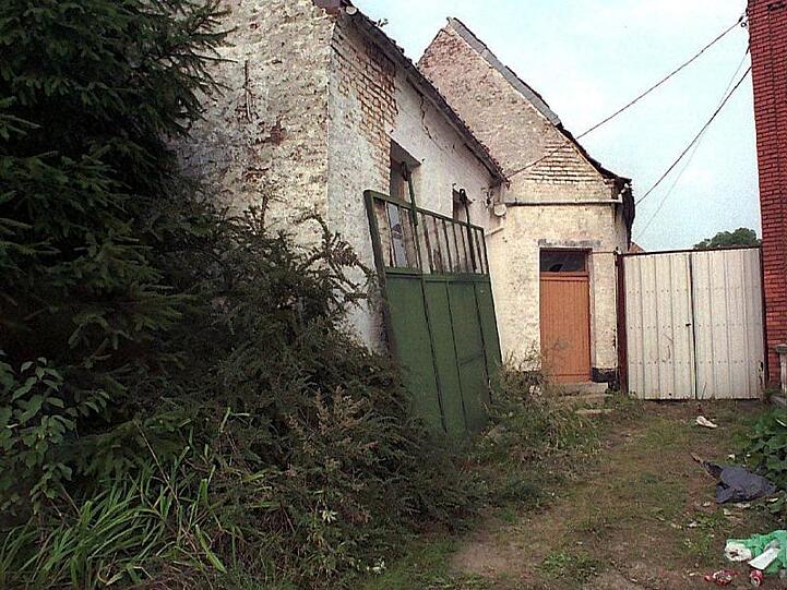 August 1996: Das damalige Haus von Marc Dutroux im belgischen Sars-la-Buissiere. Hier waren drei Leichen entdeckt worden.
