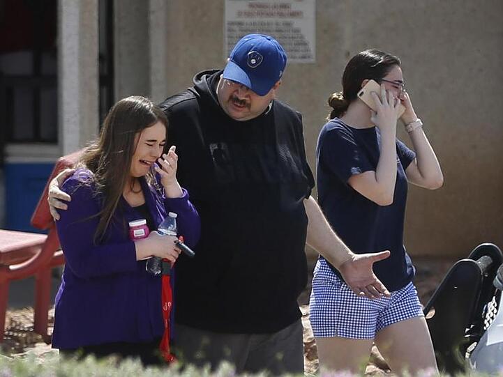 Schockierte Menschen außerhalb des Einkaufzentrum-Komplexes in El Paso.