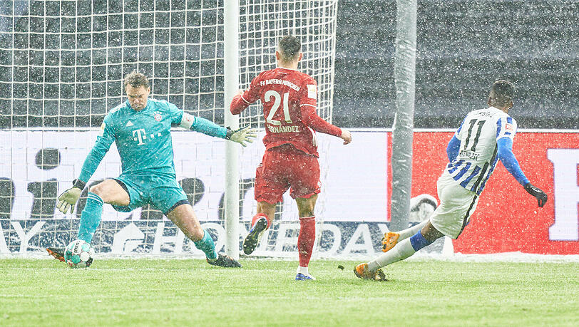 Manuel Neuer pariert den Schuss des Berliners Lukebakio mit einer reflexartigen Fußabwehr und verhindert damit ein frühes Gegentor. Manuel Neuer pariert den Schuss des Berliners Lukebakio mit einer reflexartigen Fußabwehr und verhindert damit ein frühes Gegentor.