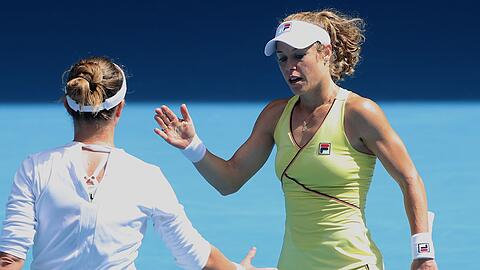 Viertelfinaleinzug in Australien: Barbora Krejcikova und Laura Siegemund (r) klatschen sich ab.
