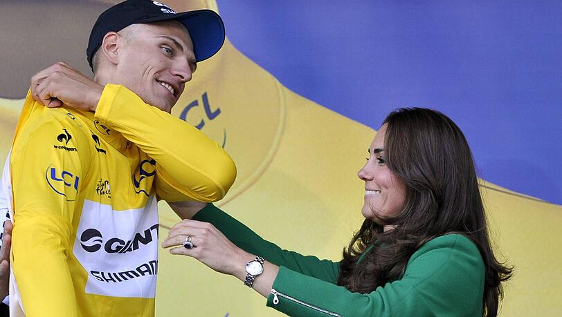 Royale Bekanntschaft: 2014 streift Kate, Prinzessin von Wales, Kittel nach der ersten Tour-de-France-Etappe in England das Gelbe Trikot über – nach ganz striktem Protokoll.