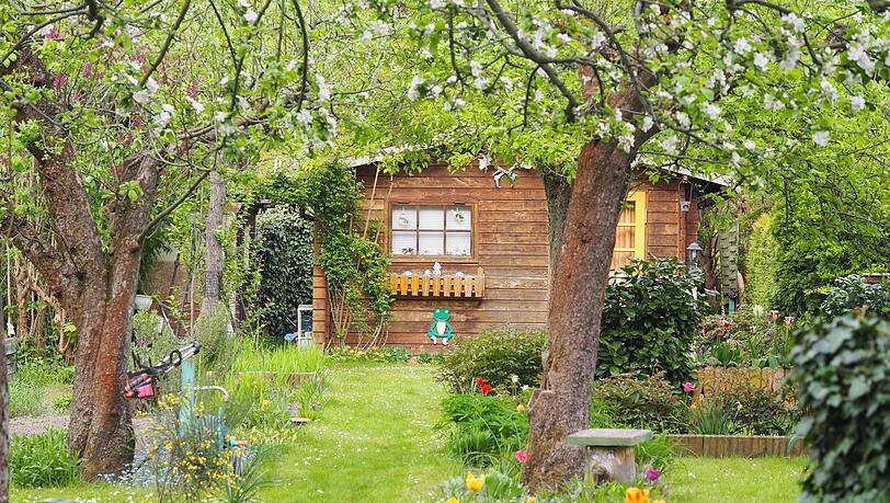 Obstbäume, heimische Stauden, eine Gartenhütte, die bepflanzt ist: So klappt es mit dem naturnahen Garten.