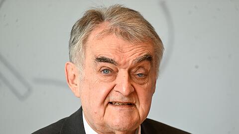 NRW-Innenminister Reul lehnt Schnellschüsse im Umgang mit AfD-Mitgliedern im Staatsdienst ab (Archivbild)