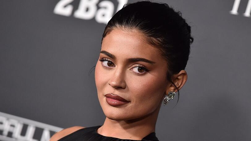 Kylie Jenner ist sich sicher, dass es in ihrer 12-Millionen-Villa in Kalifornien spukt. Kylie Jenner ist sich sicher, dass es in ihrer 12-Millionen-Villa in Kalifornien spukt.