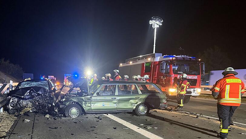 Die zusammengeprallten Autos wurden bei dem Unfall schwer beschädigt. Die zusammengeprallten Autos wurden bei dem Unfall schwer beschädigt.