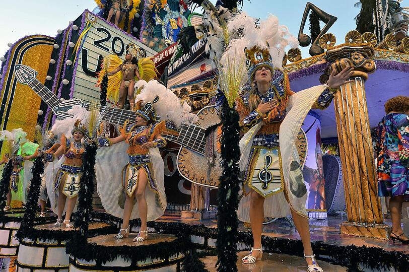 Ziemlich bunt, ziemlich heiß und ziemlich nackt: Beim Sambodromo tobt der brasilianische Karneval bei Temperaturen von über 30 Grad. Die Bilder.