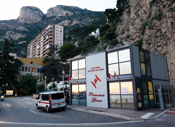 Im Krankenhaus Princesse-Grace von Monaco soll Fürstin Charlene die Zwillinge zur Welt bringen. Journalisten haben sich bereits vor der Klinik aufgestellt.