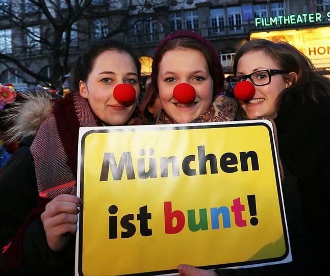 "Tanz gegen den Pegida - Arbeiterfasching": Die Bilder!