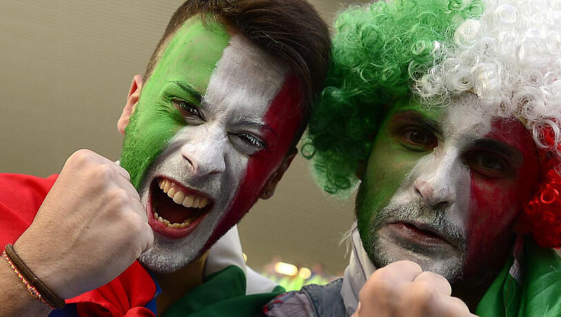 Beste Stimmung im Stadion von Bordeaux: Deutsche und italienische Fans beim Fußball-Klassiker im EM-Viertelfinale. Beste Stimmung im Stadion von Bordeaux: Deutsche und italienische Fans beim Fußball-Klassiker im EM-Viertelfinale.