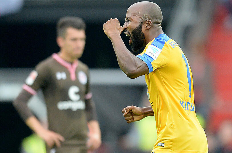 Der Braunschweiger Domi Kumbela jubelt nach seinem Treffer zum 1:0 gegen den FC St. Pauli.