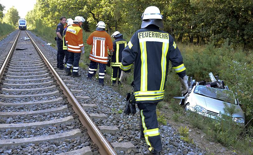 Bei dem tragischen Unfall an dem unbeschrankten Bahnübergang kamen die junge Mutter und ihre zwei Kinder ums Leben.