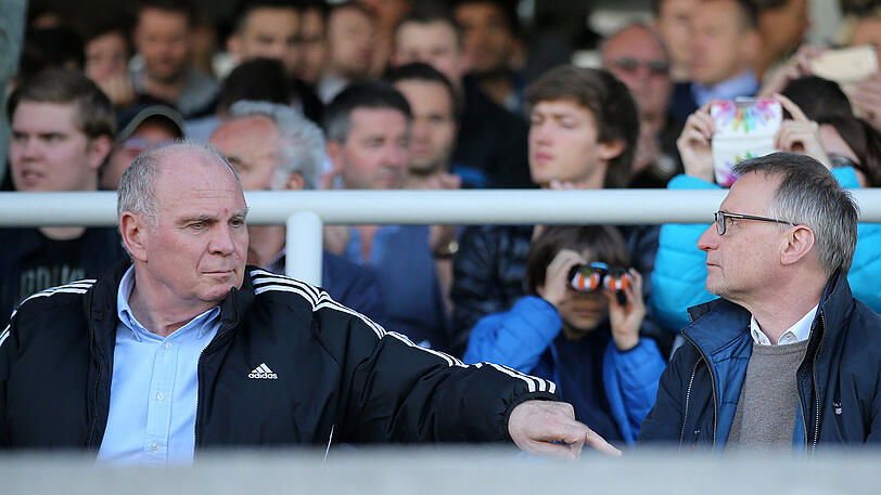 Uli Hoeneß (links) und Michael Reschke am Rande des A-Junioren-Halbfinalspiels um die deutsche Meisterschaft zwischen dem FC Schalke 04 und dem FC Bayern.