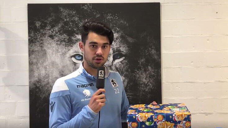Die Löwen helfen: Aaron Berzel mit einem Weihnachtsgeschenk im Schuhkarton.