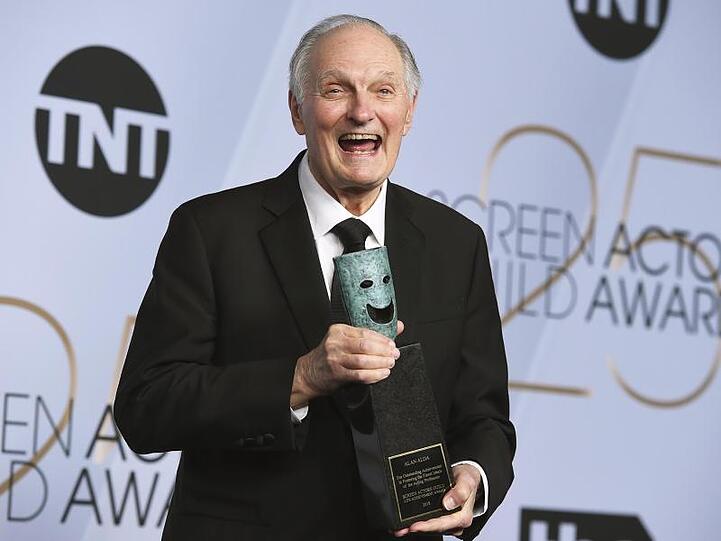 Alan Alda hat den "Life Achievement Award" erhalten.