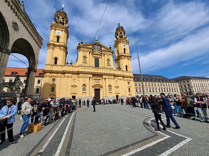 Schaulustige warten auf den ersten Auftritt des Brautpaares.