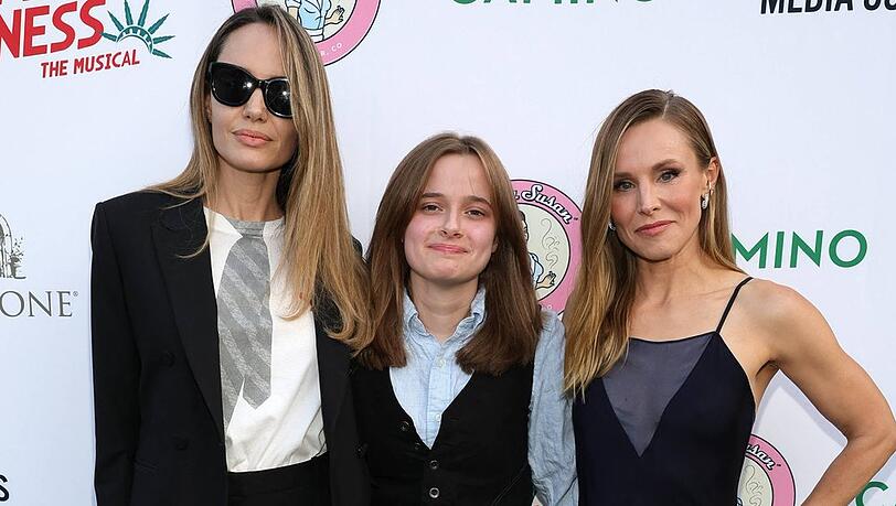 Angelina Jolie und Tochter Vivienne unterstützten ihre gute Freundin Kristen Bell (v.l.n.r.) bei der Premiere des Musicals "Reefer Madness: The Musical" in Los Angeles.