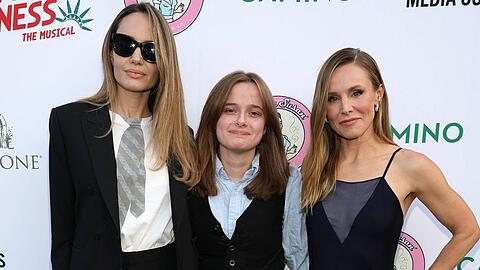 Angelina Jolie und Tochter Vivienne unterstützten ihre gute Freundin Kristen Bell (v.l.n.r.) bei der Premiere des Musicals "Reefer Madness: The Musical" in Los Angeles.