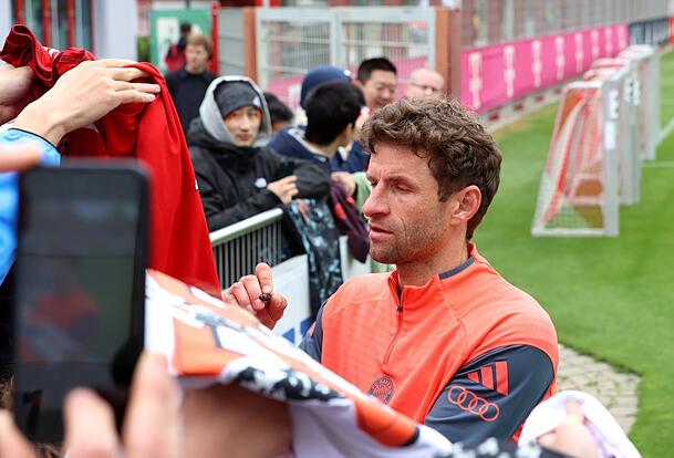 Thomas Müller gibt bei seinem letzten öffentlichen Training fleißig Autogramme. Thomas Müller gibt bei seinem letzten öffentlichen Training fleißig Autogramme.