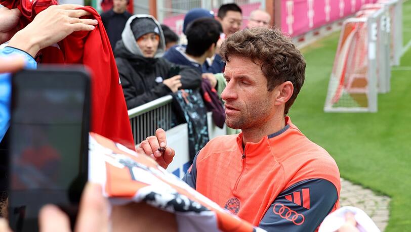 Thomas Müller gibt bei seinem letzten öffentlichen Training fleißig Autogramme. Thomas Müller gibt bei seinem letzten öffentlichen Training fleißig Autogramme.