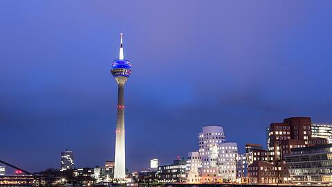 Der Rheinturm prägt die Düsseldorfer Skyline. (Archivbild)