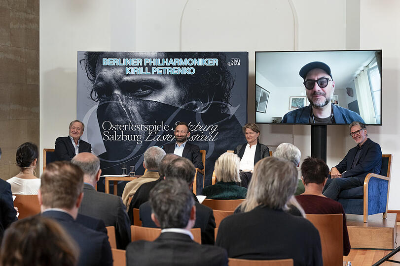 Nikolaus Bachler, Kirill Petrenko, Andrea Zietzschmann (Intendantin der Berliner Philharmoniker), Olaf Maninger (Solo-Cellist und Medienvorstand) mit dem zugeschalteten Kirill Petrenko.