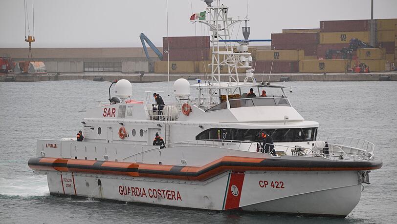 Ein Schiff der italienischen K&uuml;stenwache hat 50 Menschen  vor Lampedusa gerettet. (Archivbild)