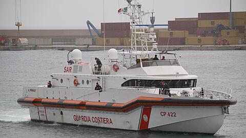 Ein Schiff der italienischen K&uuml;stenwache hat 50 Menschen  vor Lampedusa gerettet. (Archivbild)