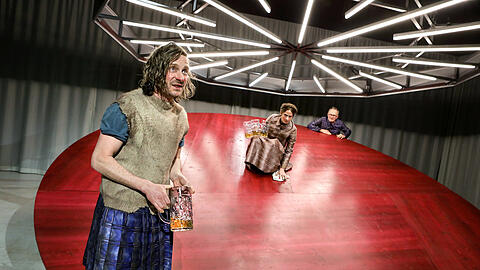 G&auml;ste einer schr&auml;gen Welt: Max Rothbart (vorne) als Puttgam, Carolin Conrad als Wirtin und Thomas Reisinger als Schulrat in &bdquo;Automatenb&uuml;ffet&ldquo;.